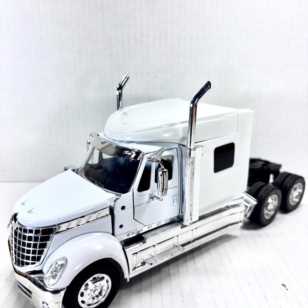 International Lonestar Sleeper Tractor White 1/50 Diecast Masters 71024